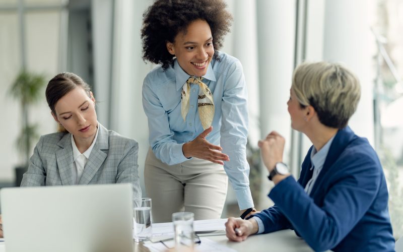Conexões fortalecem mulheres no mundo corporativo e ampliam a liderança feminina